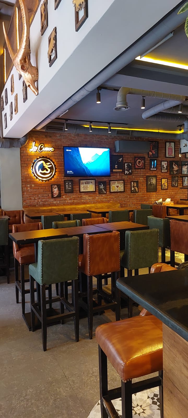 La Cueva Sports Bar